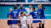 Jogadores de vôlei do Cruzeiro comemorando ponto sobre o Minas, pela Superliga Masculina de Vôlei (foto: Agência i7/Sada Cruzeiro)