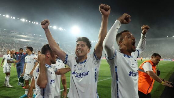 Jogadores do Cruzeiro comemorando classificação na Sul-Americana (foto: ALEJANDRO PAGNI/AFP)