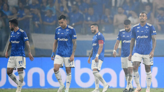 Jogadores do Cruzeiro lamentam empate com o Lanús, no Mineirão, pela semifinal da Copa Sul-Americana (foto: GLEDSTON TAVARES/AFP)