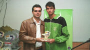 Daniel Guimarães recebe prêmio no América aos 17 anos, em 2004 (foto: Marcos Vieira/Estado de Minas - 19/07/2004)