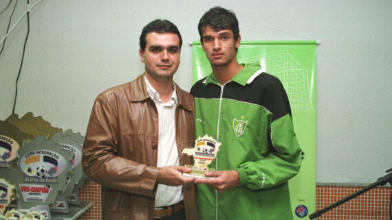 Daniel Guimarães recebe prêmio no América aos 17 anos, em 2004 (foto: Marcos Vieira/Estado de Minas - 19/07/2004)