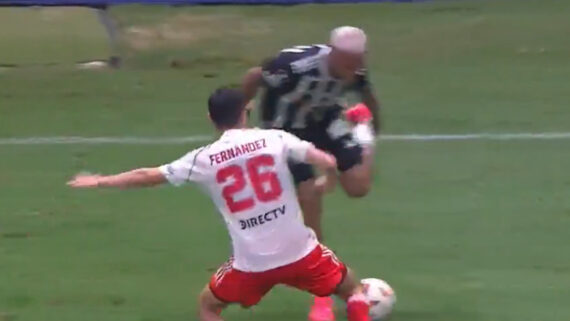 Lance do jogo entre Atlético e River Plate (foto: Reprodução)