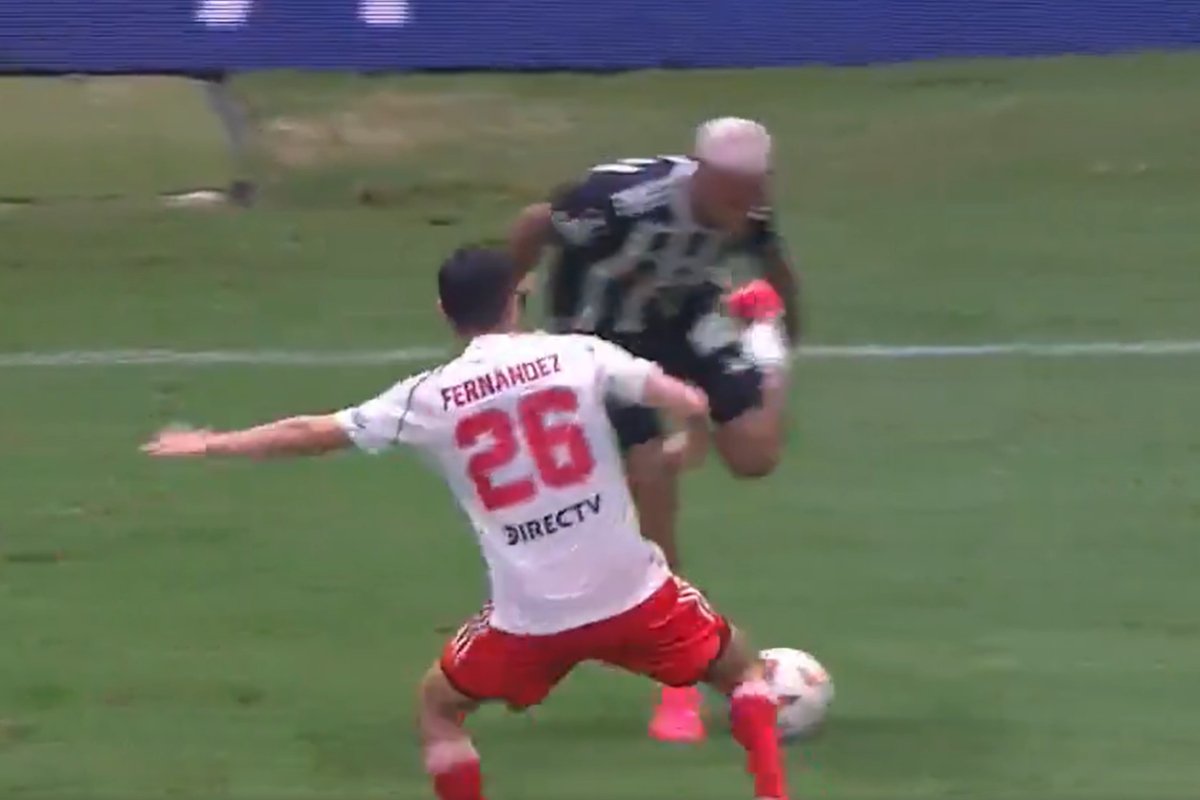 Lance do jogo entre Atlético e River Plate (foto: Reprodução)