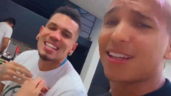 Print de vídeo de Deyverson e Paulinho (foto: Reprodução)