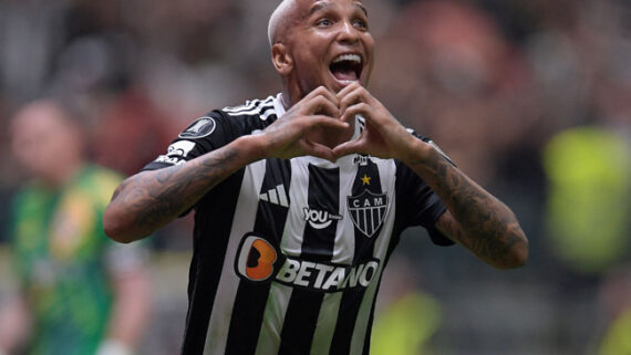 Deyverson comemora um dos gols marcados na vitória do Atlético sobre o River Plate (foto: DOUGLAS MAGNO / AFP)