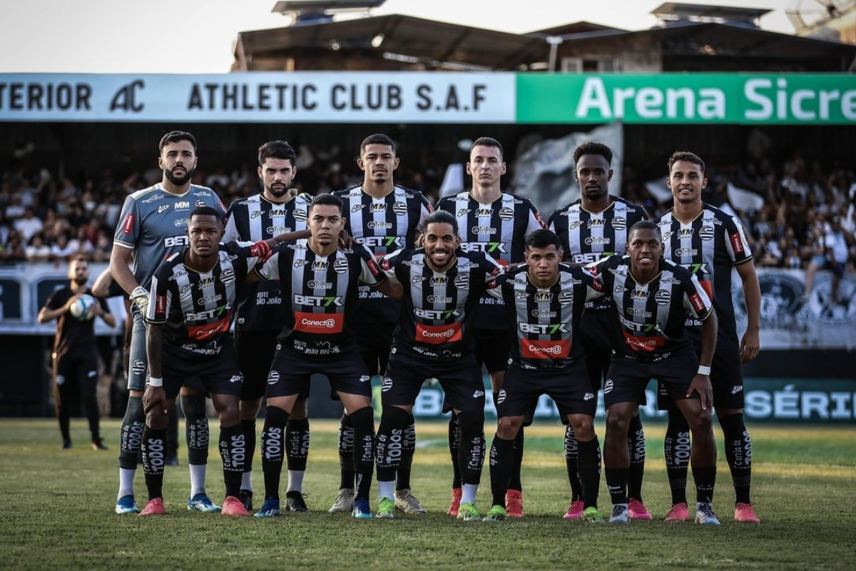 Jogadores do Athletic antes de jogo pela Série C - (foto: Divulgação / Athletic )