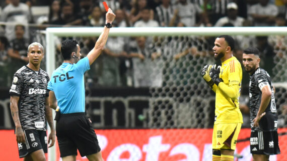 Everson, goleiro do Atlético, foi expulso no empate com o Vitória (foto: Ramon Lisboa/EM/D.A Press)