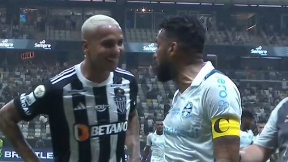 Momento em que Deyverson discutiu com Reinaldo no intervalo de Atlético x Grêmio (foto: Reprodução )