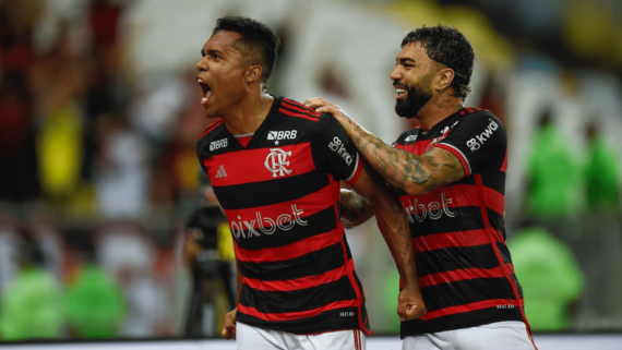 Alex Sandro e Gabigol, jogadores do Flamengo, comemorando gol sobre Corinthians, pela Copa do Brasil (foto: Marcelo Cortes/CRF)