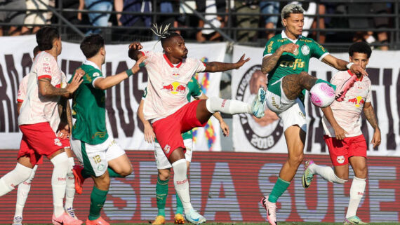 Richard Ríos, do Palmeiras, disputa bola com o jogador do Red Bull Bragantino, durante partida pelo Campeonato Brasileiro (foto: Cesar Greco/Palmeiras)