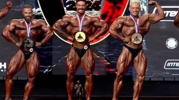 Chris Bumstead, ao centro, vencedor do Classic no Mr. Olympia 2024 (foto: Reprodução)