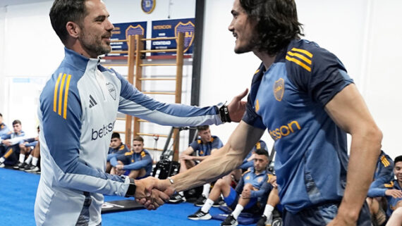 Técnico Fernando Gago cumprimenta o atacante Edinson Cavani em chegada ao Boca Juniors (foto: Divulgação/Boca Juniors)