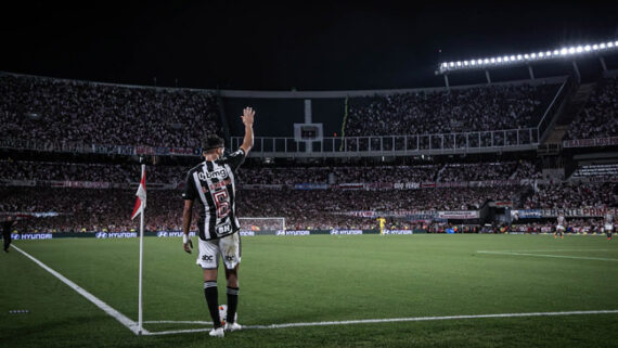 Scarpa, do Atlético, na semifinal da Libertadores contra o River Plate, no Monumental de Núñez (foto:  Pedro Souza / Atlético)