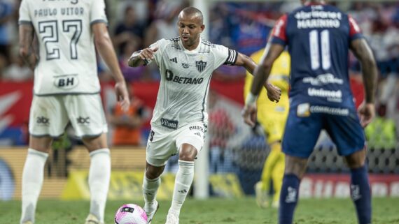 Marinho, de costas (foto: Pedro Souza / Atlético)