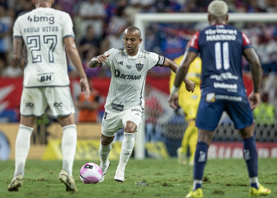 Marinho, de costas (foto: Pedro Souza / Atlético)