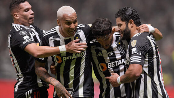 Paulinho, Deyverson, Scarpa e Hulk comemoram gol do Atlético em vitória por 3 a 0 sobre o River, pela semifinal da Libertadores (foto: DOUGLAS MAGNO / AFP)