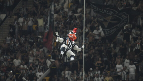 Galo Doido em tirolesa na Arena MRV (foto: Alexandre Guzanshe/EM/DA.Press)