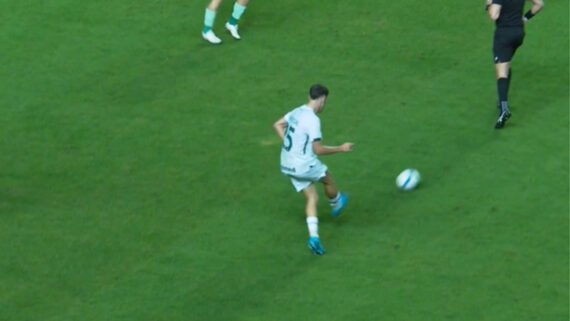 Goiás teve gol anulado contra o América após bola bater no árbitro (foto: Reprodução/CBF)