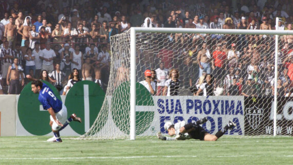 Guilherme Alves em gol pelo Cruzeiro, sobre o Atlético, no Campeonato Mineiro de 2004 (foto: Jorge Gontijo/Estado de Minas)