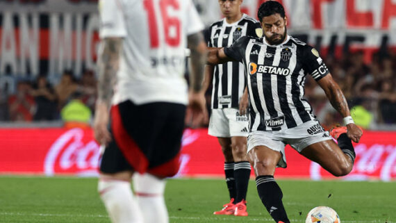 Hulk, do Atlético, em ação na partida contra o River Plate, no Monumental de Núñez, pela semifinal da Libertadores (foto: ALEJANDRO PAGNI/AFP)