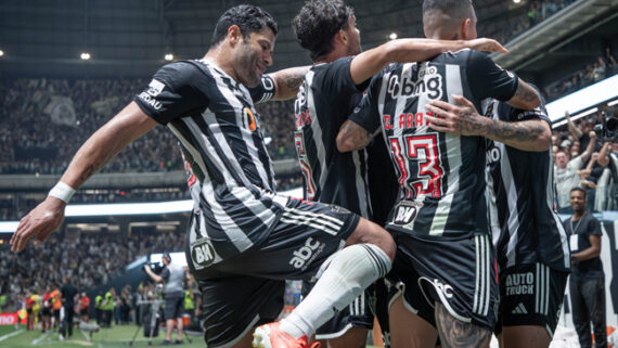 Hulk, Scarpa e Arana comemoram com Paulinho, autor do gol da virada do Atlético sobre o Vasco na Copa do Brasil (foto:  Pedro Souza / Atlético)