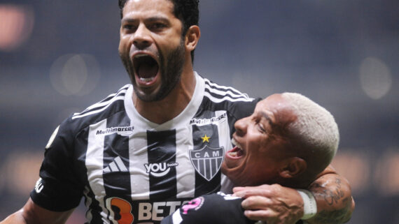 Hulk e Deyverson em comemoração de gol do Atlético diante do Grêmio na Arena MRV (foto: Alexandre Guzanshe/EM/D.A Press)