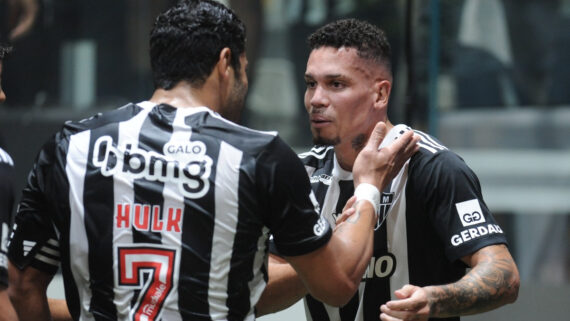 Hulk e Paulinho comemoram gol da vitória do Atlético sobre o Vasco (foto: Alexandre Guzanshe/EM/DA.Press)