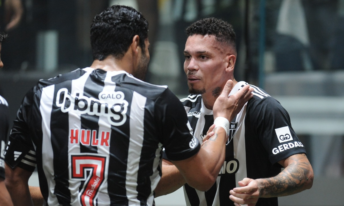 Hulk e Paulinho comemoram gol da vitória do Atlético sobre o Vasco - (foto: Alexandre Guzanshe/EM/D.A Press)