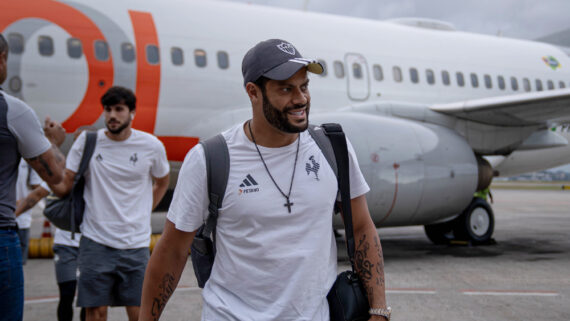 Hulk, atacante do Atlético, durante viagem da delegação alvinegra (foto: Pedro Souza/Atlético)