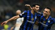 Taremi e Lautaro, jogadores da Inter, comemorando gol sobre Estrela Vermelha, pela Champions League (foto: Gabriel Bouys/AFP)