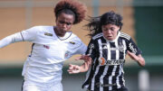 Disputa de bola no duelo entre Itabirito e Atlético pelo Campeonato Mineiro Feminino (foto: Cris Mattos/FMF)