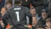 Ex-David James se vira à torcida do Liverpool após defender pênaltis de uma criança (foto: Reprodução)