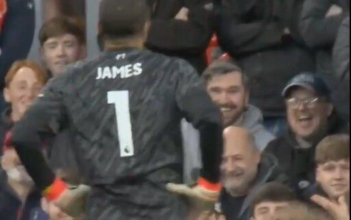 Ex-David James se vira à torcida do Liverpool após defender pênaltis de uma criança (foto: Reprodução)