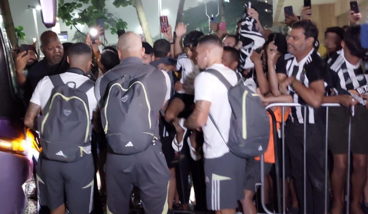 Arana e Paulinho foram os alguns dos jogadores do Atlético que atenderam aos fãs na porta do hotel (foto: Samuel Resende/No Ataque)