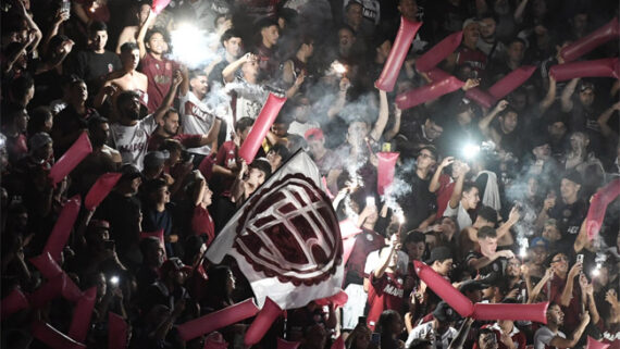 Torcida do Lanús em La Fortaleza (foto: Divulgação/Lanús)