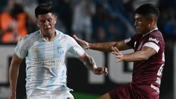 Jogadores de Lanús e Atlético Tucumán disputam bola (foto: Divulgação/Lanús)