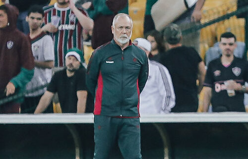 Mano Menezes com os braços para trás no Maracanã (foto: Lucas Merçon/Fluminense)