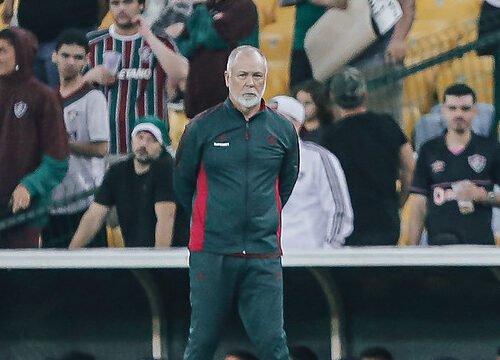 Mano Menezes com os braços para trás no Maracanã (foto: Lucas Merçon/Fluminense)