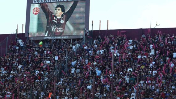 Homenagem a Maradona em Lanús x Cruzeiro (foto: ALEJANDRO PAGNI/AFP)