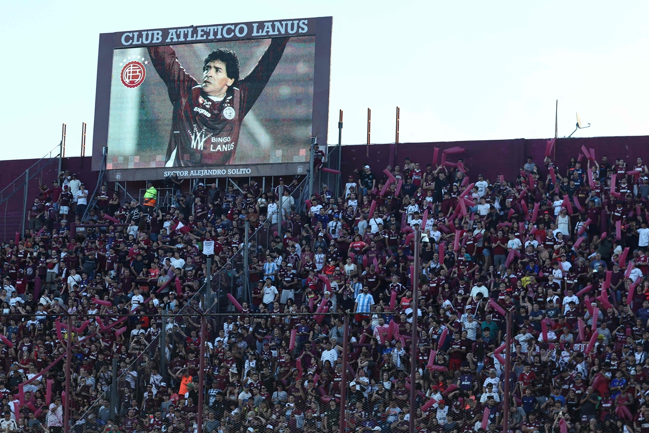 Torcida do Lanús homenageia Maradona e provoca Pelé em jogo contra Cruzeiro &#060; No Ataque