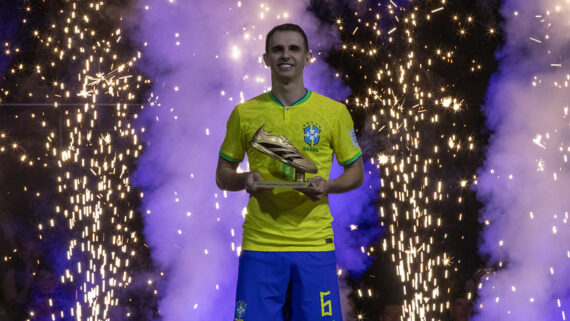 Marcel Marques com a chuteira de ouro do Mundial de Futsal (foto: Leto Ribas/CBF)