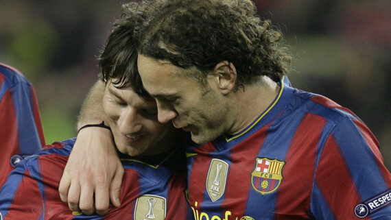 Milito e Messi comemoram gol pelo Barcelona (foto: AFP PHOTO/JOSEP LAGO)