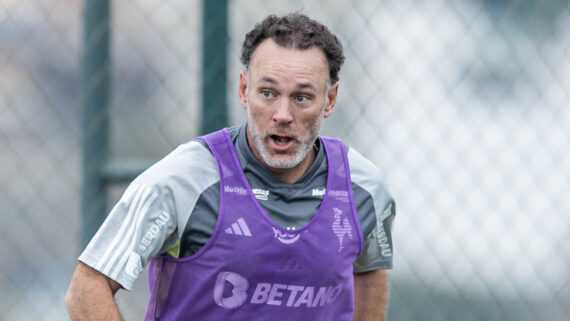 Técnico Gabriel Milito, do Atlético, durante treinamento na Cidade do Galo (10/10) (foto: Pedro Souza/Atlético)