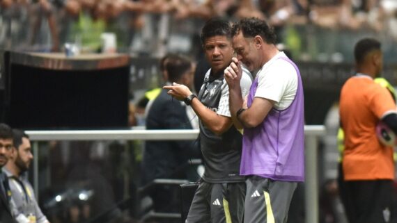 Gabriel Milito pensativo em jogo do Atlético (foto: Ramon Lisboa/EM/D.A Press)