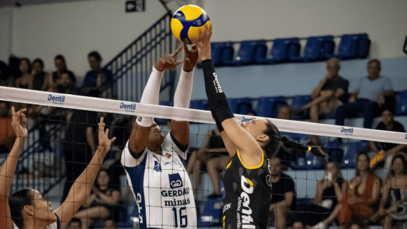 Jogadoras de vôlei de Minas e Praia (foto: Bruno Cunha)