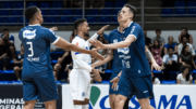 Jogadores do vôlei comemorando ponto sobre JF Vôlei, pelo Mineiro Masculino (foto: Hedgard Moraes/Minas Tênis Clube)