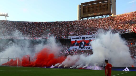 Torcida do River Plate no Monumental de Núñez (foto: Alejandro Pagni/AFP)