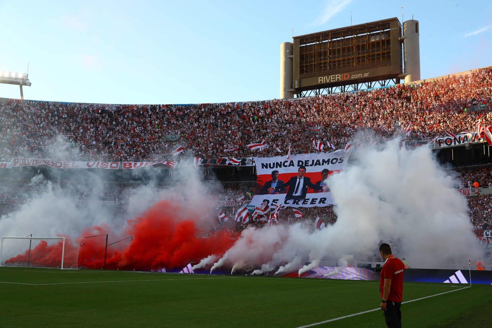 Torcida do River Plate no Monumental de Núñez (foto: Alejandro Pagni/AFP)