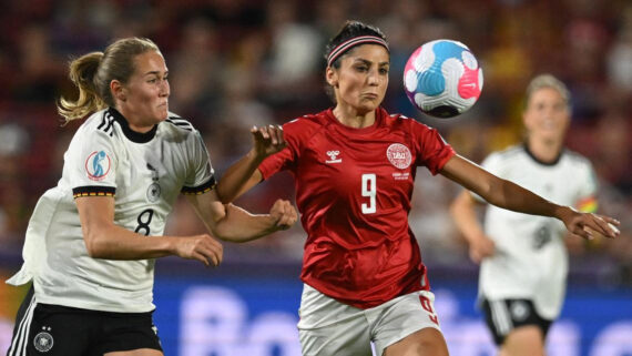 Nadia Nadim em ação pela Seleção Dinamarquesa, em 2022 (foto: JUSTIN TALLIS/AFP)