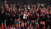 Jogadoras do Osasco levantando taça do Campeonato Paulista Feminino de Vôlei (foto: Carol Fotografia/Osasco)